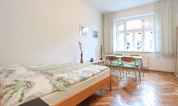 Ottakring Apartment | Colorful, bright apartment for 4 people in a quiet location