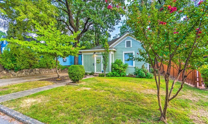 Hillcrest House | Colorful Cottage with Deck about 5 Mi to Downtown!