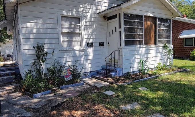 Murray Hill House | Colorful Family Friendly, Pet Friendly Bungalow, Sleeps 6 - Jacksonville, FL