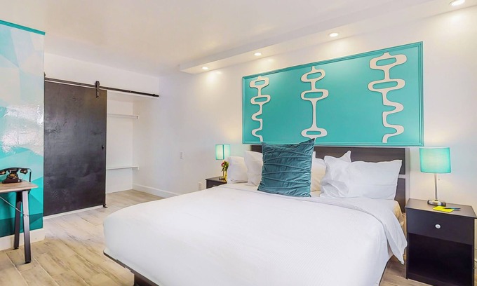 Nob Hill Hotel | Colorful Family Suite in Nobhill