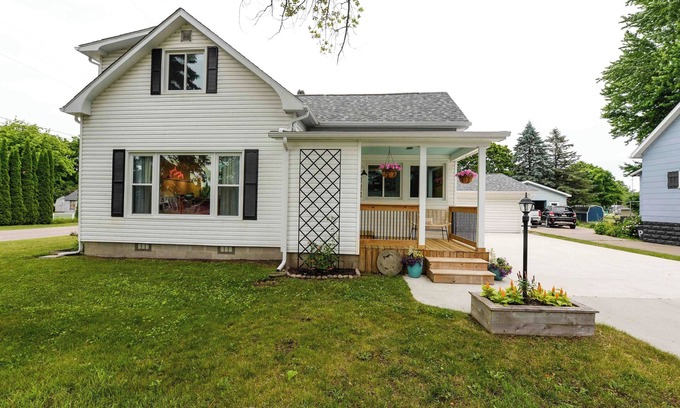 Tawas City House | Colorful & Fun 3br/2ba GEM in East Tawas - Close to Sand, Shops, and Sunrises!