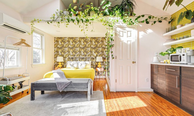 Mosby Apartment | Colorful private guesthouse in charming Richmond with Parking