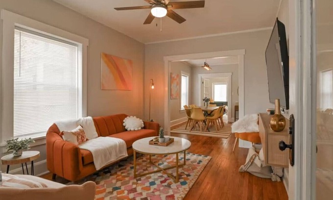 Southeast Omaha Apartment | Colorful Retro Stay near the Zoo
