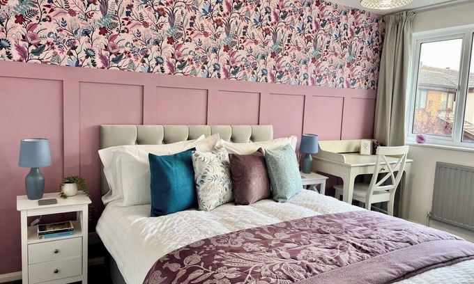 Saffron Walden House | Colourful home in Saffron Walden | Walk to town