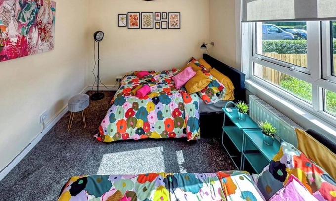 Clydebank Apartment | Colourful life-house near Glasgown