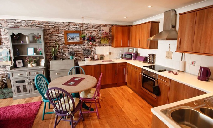 Welwyn Garden City Apartment | Colourful Quirky Apartment Opposite Shire Park
