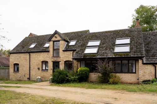 Oxford House | Colthorn Farm Cottage By Aryas Properties - Oxford