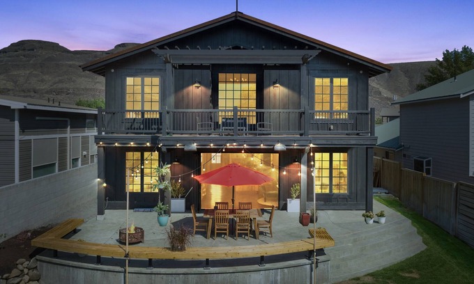 Sunland Estates House | Columbia river waterfront in Sunland minutes from the Gorge Amphitheatre.