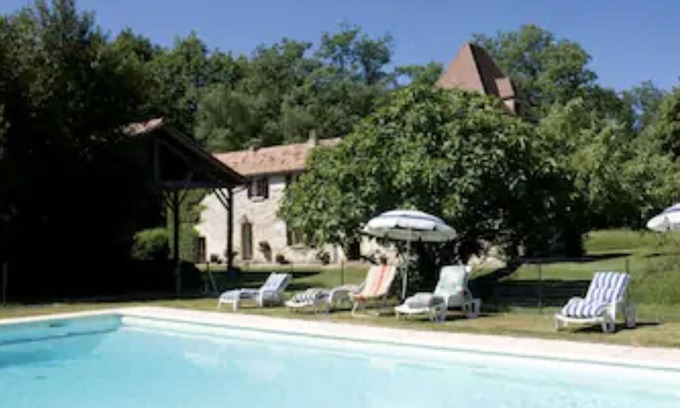 St-Pardoux-et-Vielvic House | Coly de bessède.peace and quiet in the heart of nature, swimming pool, air-conditioned rooms.