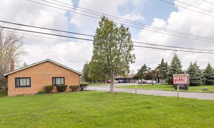 Riverview Apartment | Comfortable Brownstown Stay – Queen Bed and Private Bath