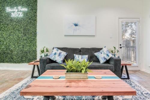 New Braunfels Apartment | Comal Condo - Riverfont Complex Across from Schlitterbahn