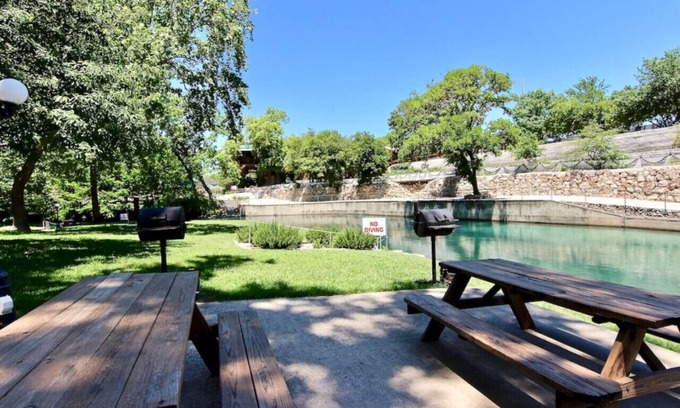 New Braunfels Condo | Comal River Condo 323 | Comal Riverfront | Remodeled