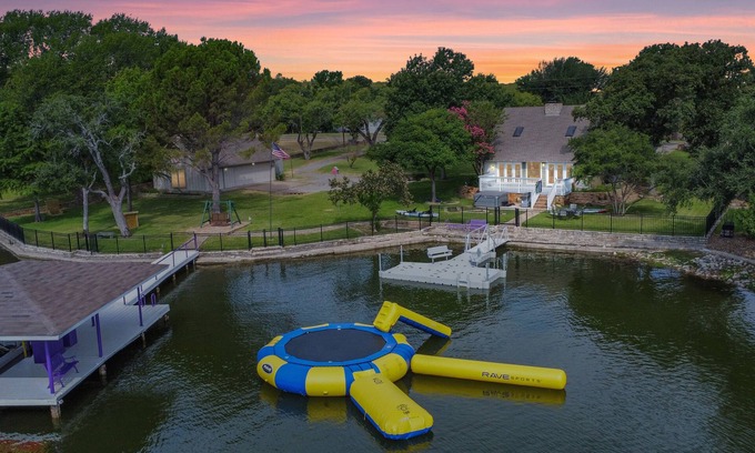 Granbury House | Comanche Cove Cottage - Lake Front w/Hot Tub
