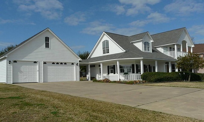 Seven Coves House | Combine your stay with the best of vacation and recreation in this true manor