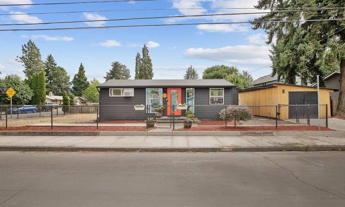 Hillsboro House | Come and explore the PNW! Quiet & comfy, 1GB web, near and central location.