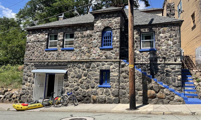 Dunsmuir House | Come and Get your Love! Sleep on a real Waterbed! Only minutes from Mt. Shasta.