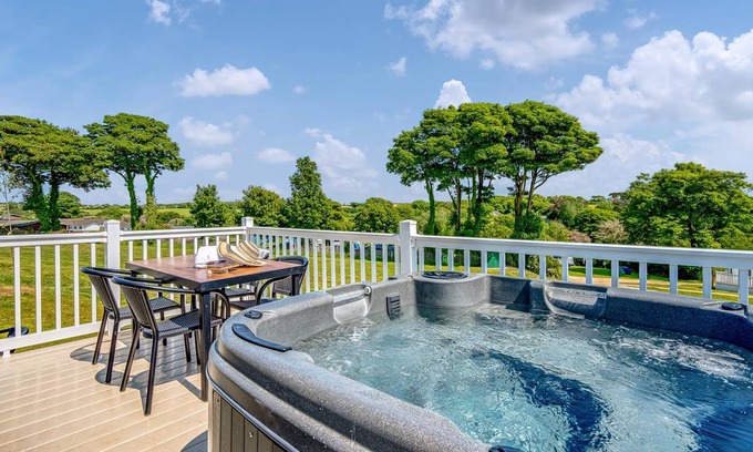 Hewas Water Ski Chalet | Come and unwind in the Primrose Lodge, a real gem tucked away near the beautiful lakes.