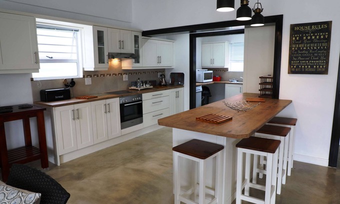 Sandbaai House | COME AND WATCH THE WALES.