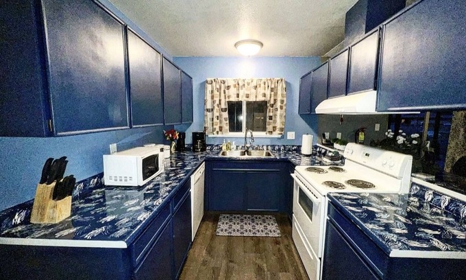 Paradise House | Come enjoy a nice relaxing 3 bedroom home, 10 minutes from the Strip~