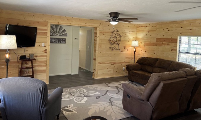 Bronson House | Come escape in a pet friendly remodeled home just 1/4 mi. to San Augustine Park!