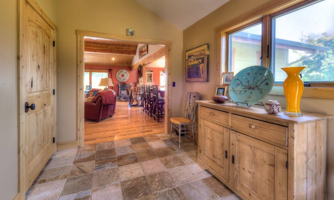 Hamilton House | Come & Experience Montana Hospitality in Beautiful Big Sky Country.