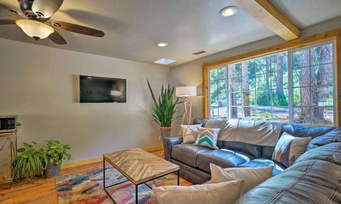 Cascade-Chipita Park House | Come experience mountain magic at this cozy cabin in Chipita Park