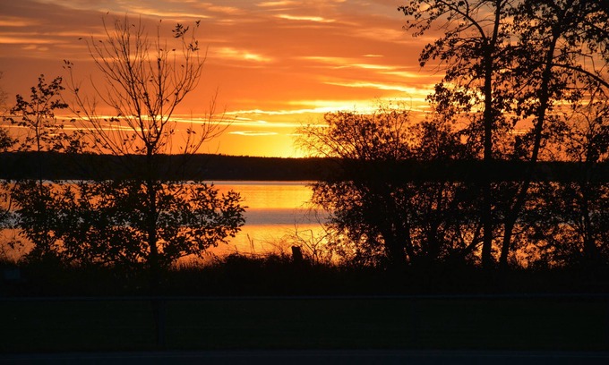 Central Alberta Cabin | COME FISHING & ENJOY THE SUNSET FROM THE HOT TUB.
