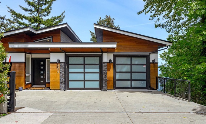 Cordova Bay House | Come on in, the water view is waiting for you!