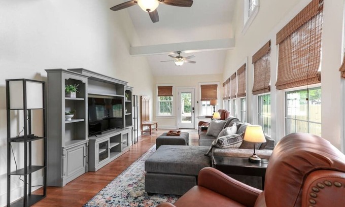 Highlands - Perkins House | Come Relax at LSU Lakes! Walk to Tiger Stadium!