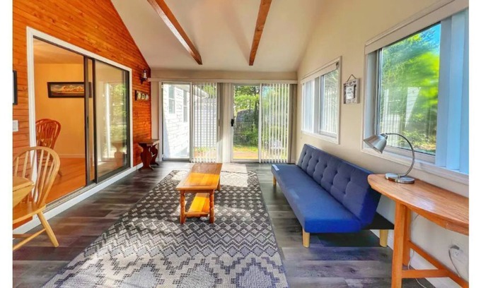 Centerville House | Come Relax at the Pine Ridge Retreat