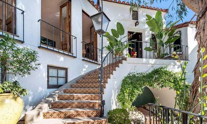 Hollywood Dell House | Come See Why We're 5-Stars! 3 mi Universal Studios. Dogs Ok