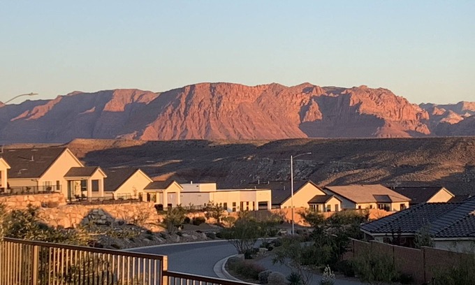 St. George House | COME SEE YOUR GRANDKIDS!/BUILDING?STAY NEARBY/VIEWS/BIKE/HIKE/5 STAR! 3/26 0PEN