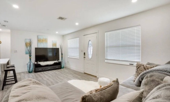 Sebring House | Come sleep cheap and get a free night on us