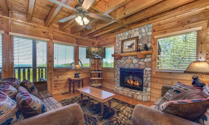 Gatlinburg - Pigeon Forge Resort | Come stay at A Smoky Mountain Hide-A-Way for amazing views!