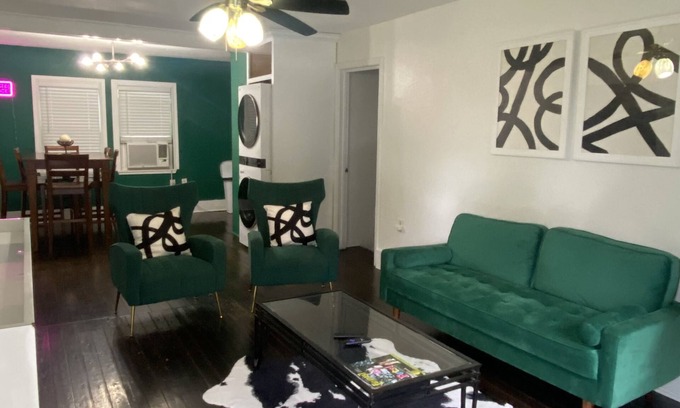 Scotlandville House | Come stay at The Emerald Green Cottage 3-bedroom home in Baton Rouge
