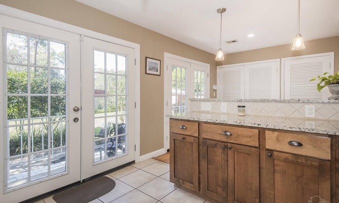 Scenic Heights House | Come to Pensacola White Sand beaches, in a great location 🏚️