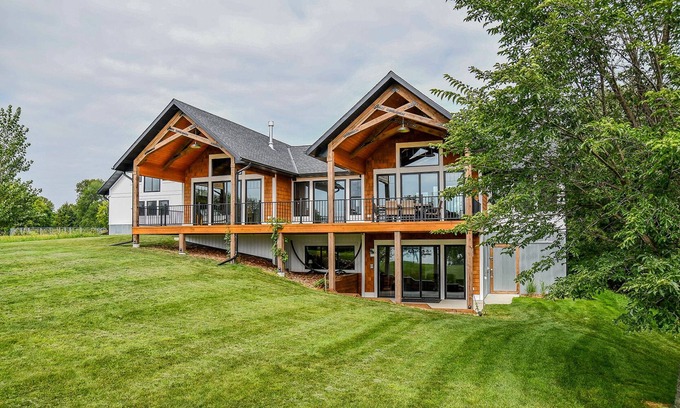 Frazee House | Come vacation on Long Lake in this beautiful home!