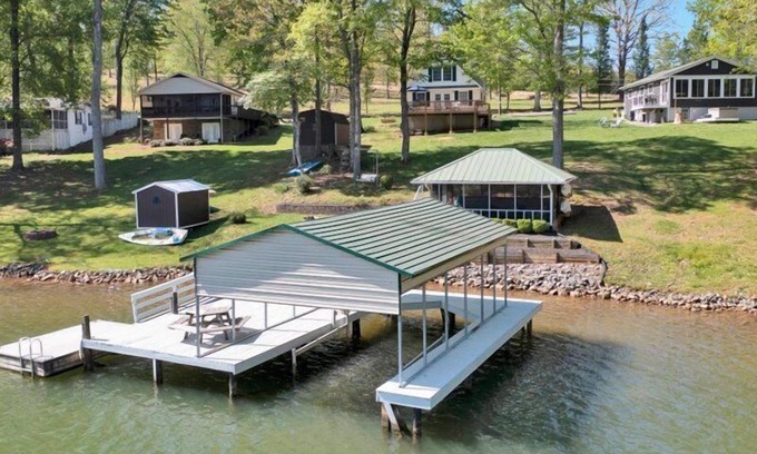 Huddleston House | Come Visit 'SML Getaway'! Pet Friendly!