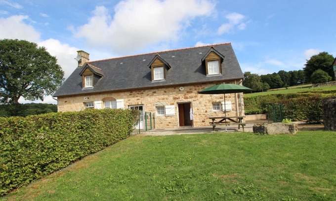 Saint-Georges-de-Rouelley Cottage | Comfortable cottage in St Georges de Rouelley, pets allowed, valley view