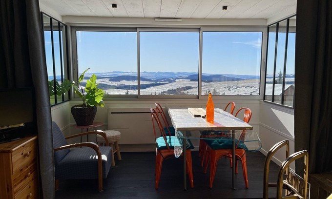 Besse-et-Saint-Anastaise Apartment | Comfort and south-facing view for 5 people