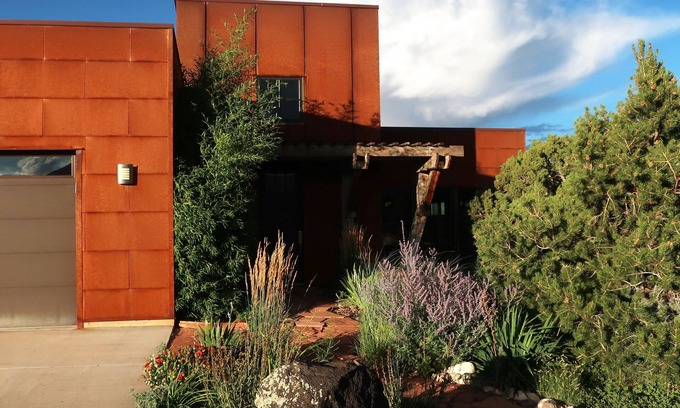 Teasdale House | Comfort and beauty: 2BR artists' home near Capitol Reef