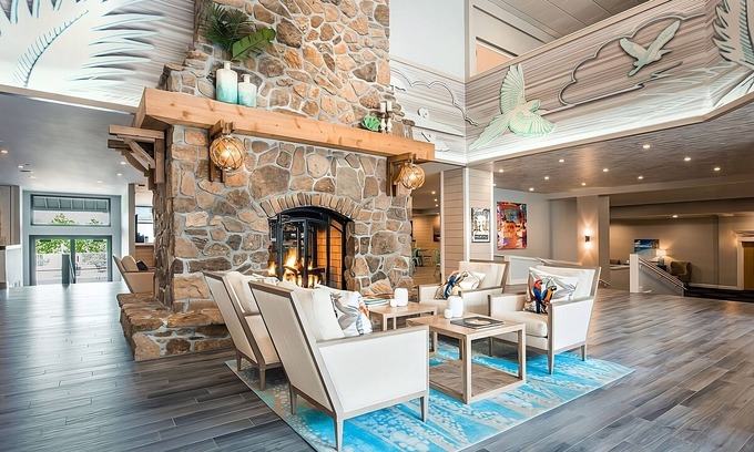 Osage Beach Hotel | Comfort and Convenience! Free Parking, Pool, Near Main Street Music Hall