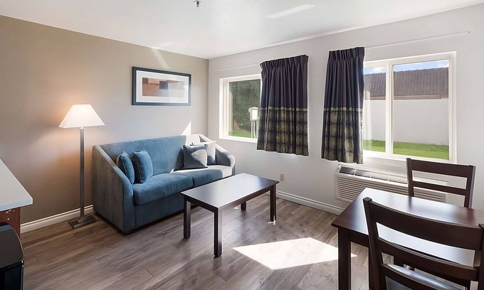 Tri-Cities House | Comfort and Convenience! 2 Great Units! Close to Southridge Sports Complex!