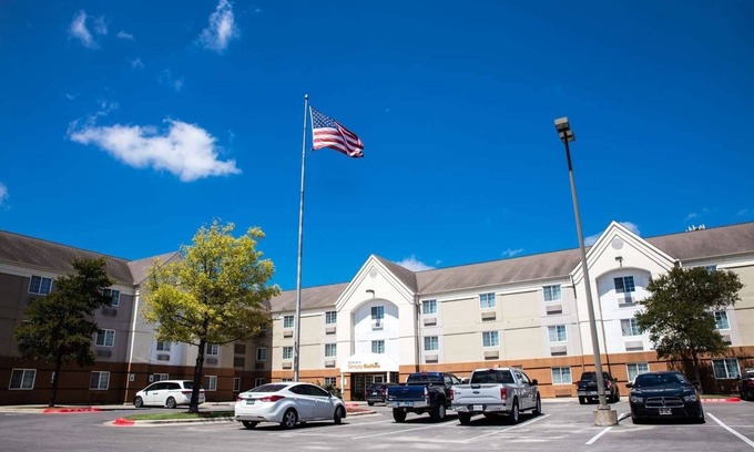 East Congress Hotel | Comfort and Convenience! 2 Comfortable Units, Near Congress Avenue Bridge