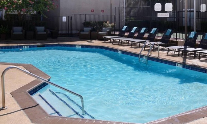 Dallas Apartment | Comfort and Convenience! Parking, Outdoor Pool, Near Adler Planetarium