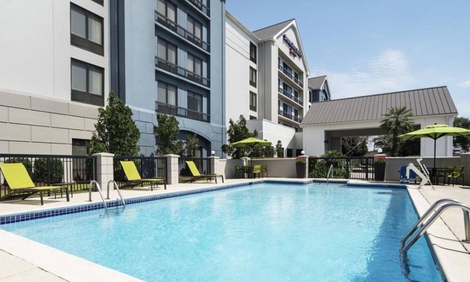 Southeast Houston House | Comfort and Convenience! On-site Pool, Parking, Close to TDECU Stadium!