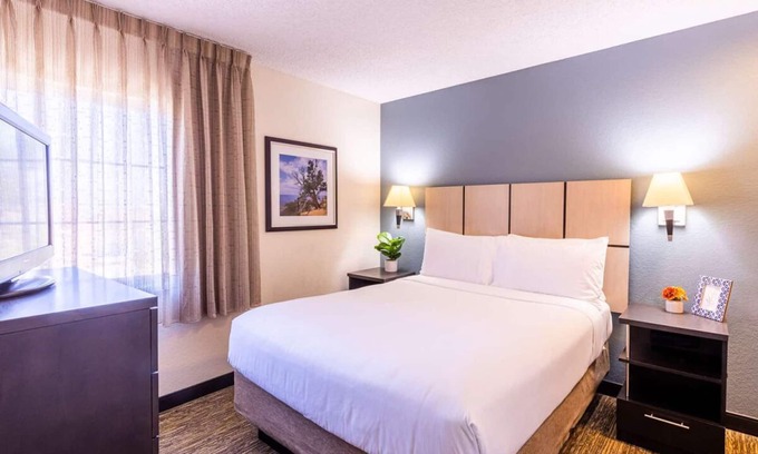 Golden Hotel | Comfort and Relaxation! 2 Modern Units, Full Kitchen, Pet-friendly Property!