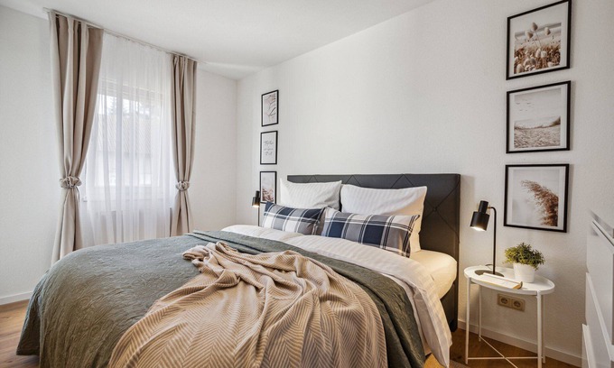 Neunkirchen Apartment | Comfort Apartment-up to 4 pers-Neunkirchen City-Parking lot-Garage-WiFi-Bathroom-Balcony