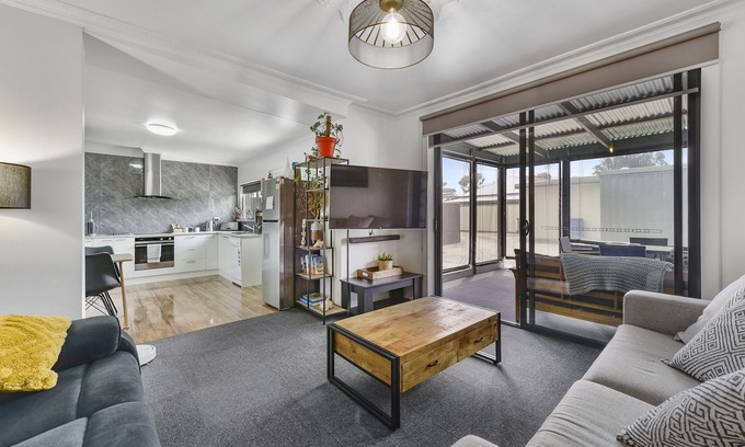Mount Gambier House | Comfort behind Crouch In CBD, newly renovated, perfect for the family & pets