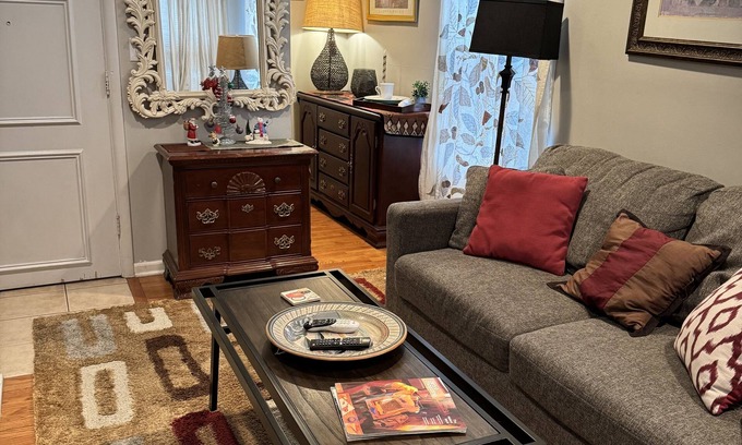 Jefferson Park Apartment | Comfort/Clean! Free Parking 15 min ORD/Downtown2